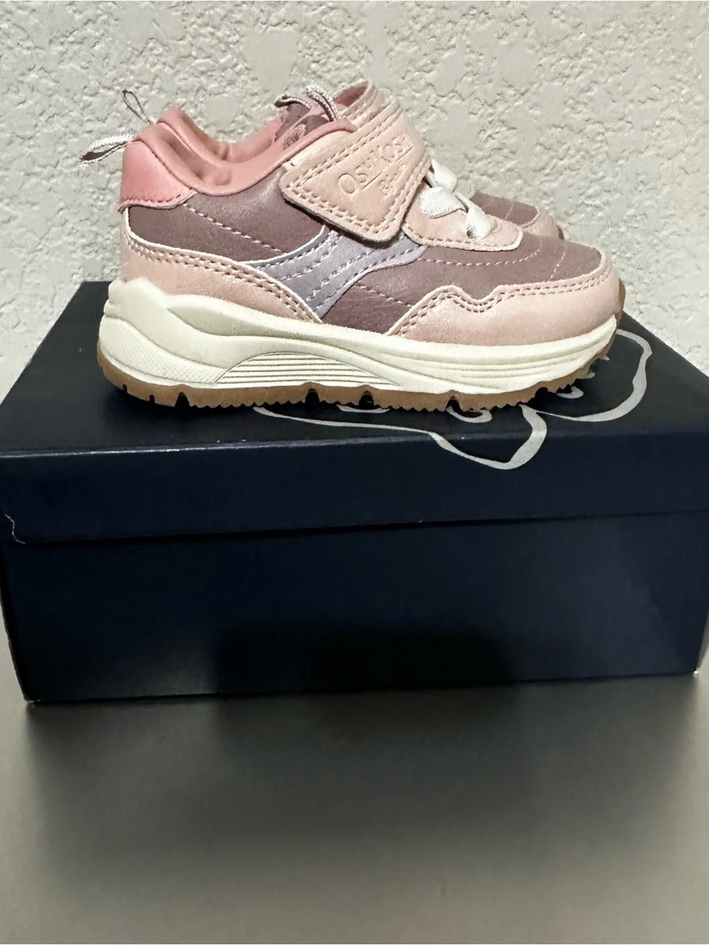 OshKosh B’gosh Toddler Girls Donati Sneakers Sz 6M